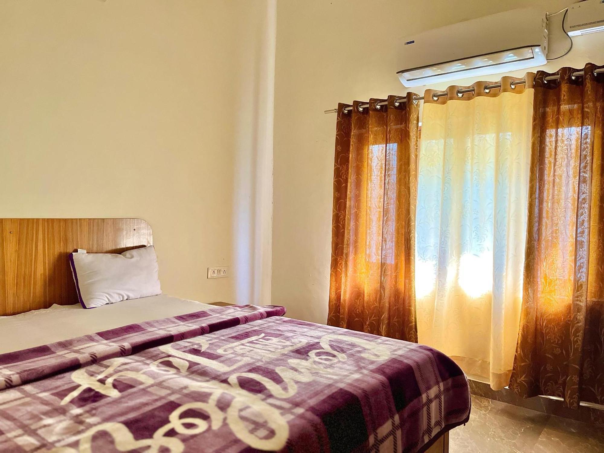 Aditya Palace Órcsha Kültér fotó