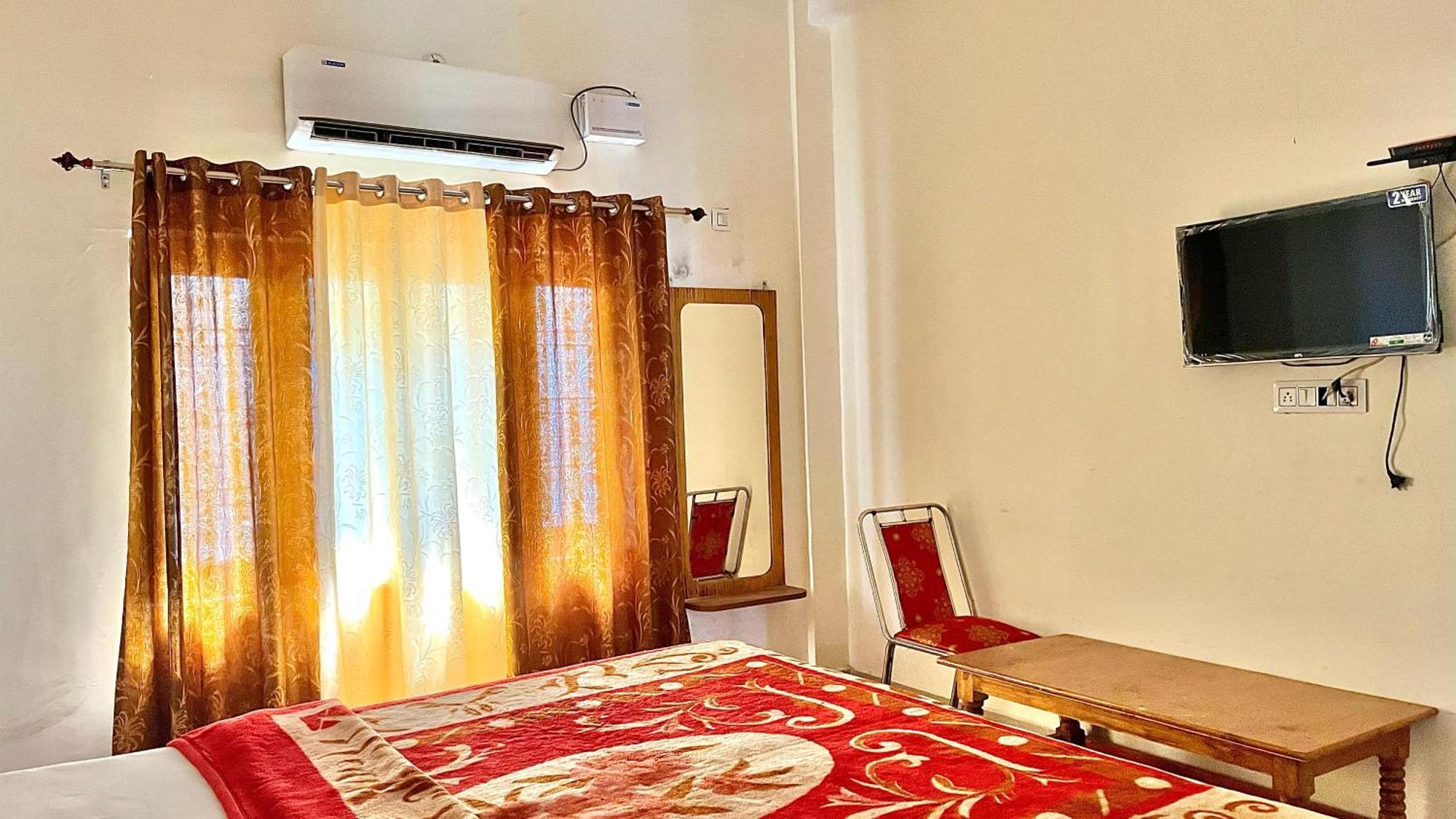 Aditya Palace Órcsha Kültér fotó